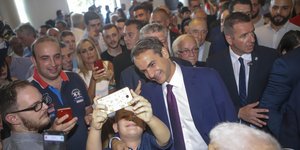 Ο Κυριάκος Μητσοτάκης βγάζει σέλφι με παιδί