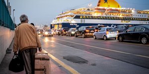 Λιμάνι Πειραιά με πλοία και κίνηση στον δρόμο