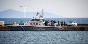 Σκάφος του λιμενικού με κόσμο