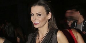 Η Μάντα Παπαδάκου με μαύρη μπλούζα και τζιν μαύρο παντελόνι 