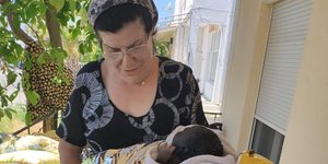 Μαία κρατάει μωρό
