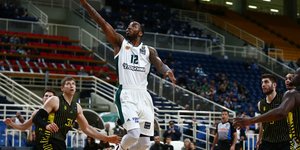 Ο Μάρκους Ντένμον κάνει λέι απ