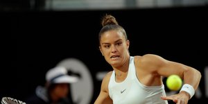 Η Μαρία Σάκκαρη χτυπάει μπαλάκι του τένις