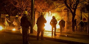ΜΑΤ και φωτιά από μολότοφ
