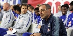 Ο Μαουρίτσιο Σάρι κάθεται στον πάγκο της Τσέλσι