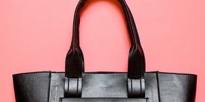 Μαύρη τσάντα ροζ φόντο