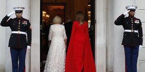 Καμίλα με λευκό φόρεμα, Μελάνια με κόκκινο στην αμερικανική πρεσβεία