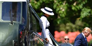 Μελάνια και Ντόναλντ Τραμπ κατεβαίνουν από το ελικόπτερο στο Λονδίνο