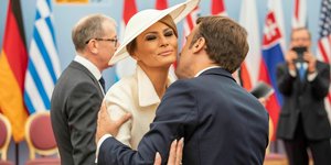 Μελάνια Τραμπ, φιλί με Μακρόν