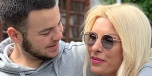 Η Ελένη Μενεγάκη με το γιο της, Άγγελο Λάτσιο