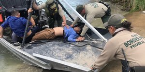 Μετανάστης σώζεται από διασώστες σε ποτάμι