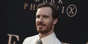 Ο Μάικλ Φασμπέντερ χαμογελά στην πρεμιέρα του