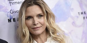 Η Μισέλ Φάιφερ με λευκό τοπ και ελεύθερα τα μαλλιά της 