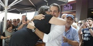 Η θερμή αγκαλιά στον Κυριάκο Μητσοτάκη από μια κάτοικο του Εβρου