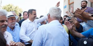Ο Κυριάκος Μητσοτάκης με κόσμο