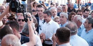 Ο Κυριάκος Μητσοτάκης ανάμεσα σε κόσμο