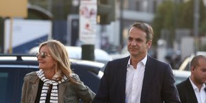 Μητσοτάκης Μαρέβα έξω από τα γραφεία της ΝΔ