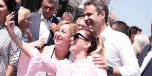 Μητσοτάκης βγάζει selfie με δύο γυναίκες