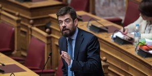 Ο Μιχάλης Καλογήρου στη Βουλή