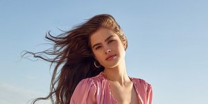 Μοντέλο στην παραλία με ροζ φόρεμα