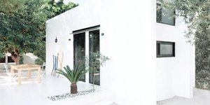 Λευκό σπίτι με μαύρα παράθυρα