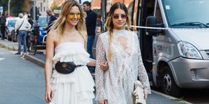 Μοντέλα με λευκά φορέματα