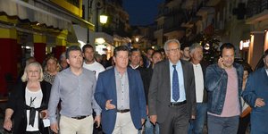 Ο Νικήτας Αρετάκης περπατά με κόσμο