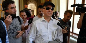 Ο Νίκολα Γκρούεφσκι με καπέλο και γυαλιά ηλίου, βγαίνει από το δικαστήριο
