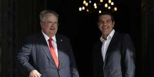 Νίκος Κοτζιάς και Αλέξης Τσίπρας χαμογελούν