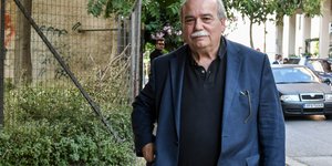 Νίκος Βούτσης με μπλε σακάκι