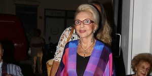 H Nόνικα Γαληνέα με πολύχρωμο καφτάνι και χρυσή τσάντα