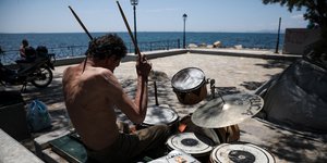 Ο ντράμερ της παραλιακής στο Παλαιό Φάληρο