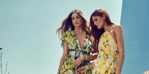 Αθηνά Οικονομάκου και Μαίρη Συνατσάκη με floral φορέματα