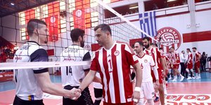 Παίκτες Ολυμπιακού και ΠΑΟΚ χαιρετιούνται