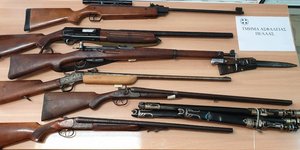 Οπλα που βρέθηκαν και κατασχέθηκαν σε σπίτι της Πέλλας