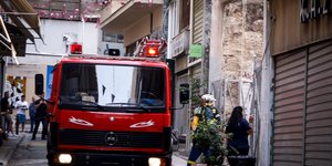 Οχημα της πυροσβεστικής και πυροσβέστες