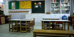 Θρανία σε σχολική αίθουσα
