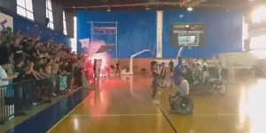 Οπαδοί Παναθηναϊκού σε ματς μπάσκετ με αμαξίδιο