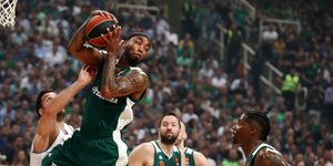 Ο Μάρκους Ντένμον παίρνει ριμπάουντ