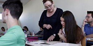 Επιτηρήτρια δίνει οδηγίες σε μια νεαρή υποψήφια των Πανελλαδικών εξετάσεων
