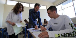 Ενας επιτηρητής δίνει οδηγίες σε υποψήφιους των Πανελληνίων εξετάσεων