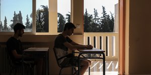 Πανελλήνιες 2029 Μαθητής στο θρανίο των εξετάσεων