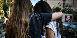 Μαθήτριες έξω από εξεταστικό κέντρο