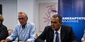 Ο Πάνος Καμμένος κάθεται σε τραπέζι