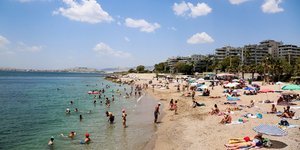 Γέμισαν οι παραλίες της Αττικής από κόσμο που έκανε τα πρώτα του μπάνια στη θάλασσα