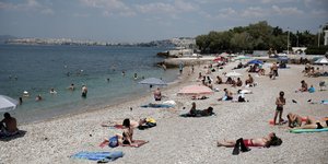 Κόσμος σε παραλία