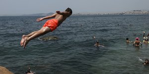 Ενας νεαρός βουτά από ψηλά σε παραλία της Αττικής