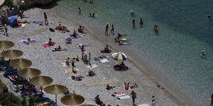 Μια παραλία στην ΑΡγολίδα γεμάτη με κόσμο