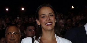 Η Πολίν Ντουκρουέ με σακάκι χαμογελά