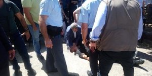 Ο Παύλος Πολάκης την ώρα που δίνει τις πρώτες βοήθειες